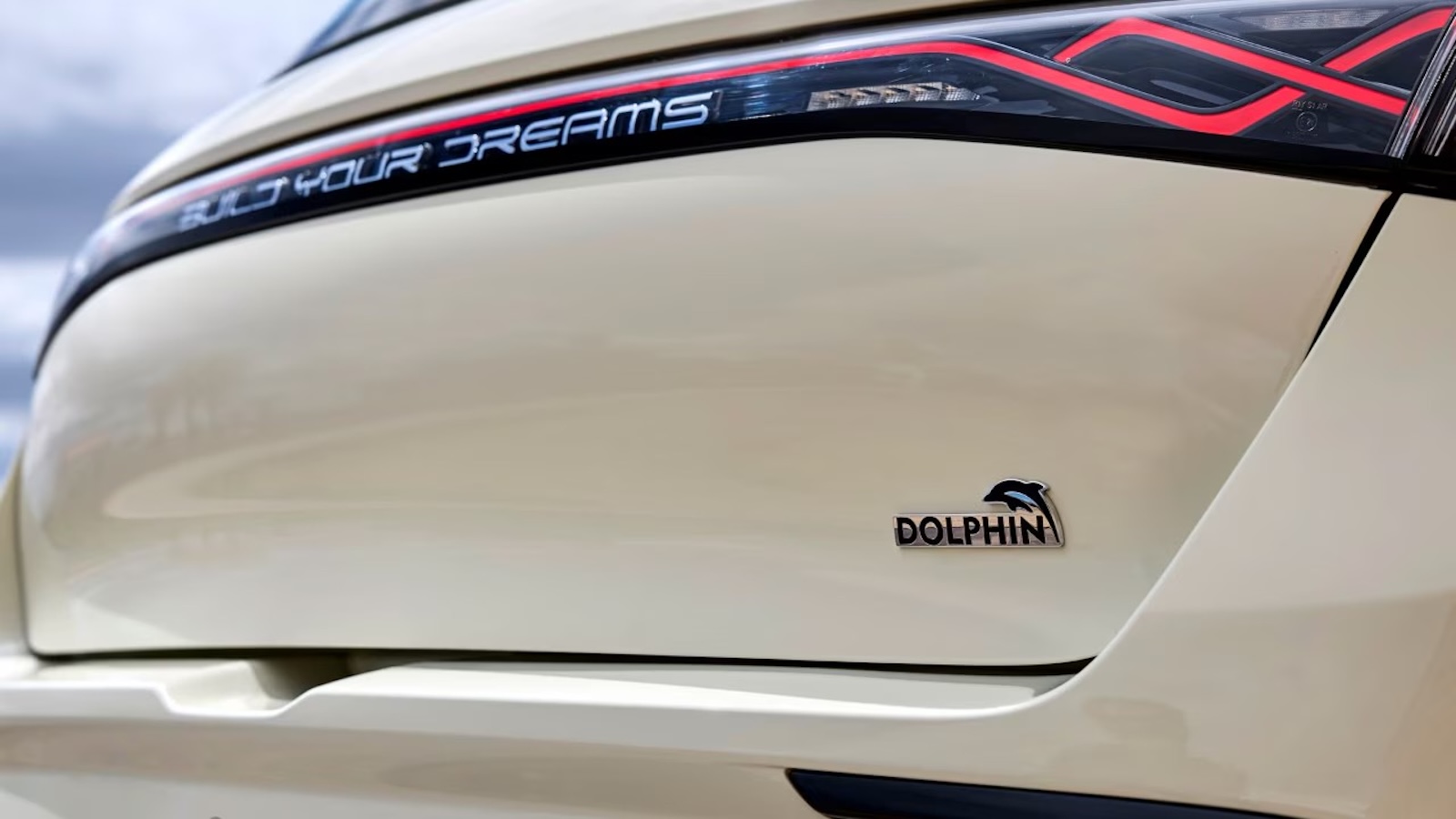 Εξωτερικά, το Dolphin DM-i διατηρεί τις διαστάσεις της αμιγώς ηλεκτρικής έκδοσης.